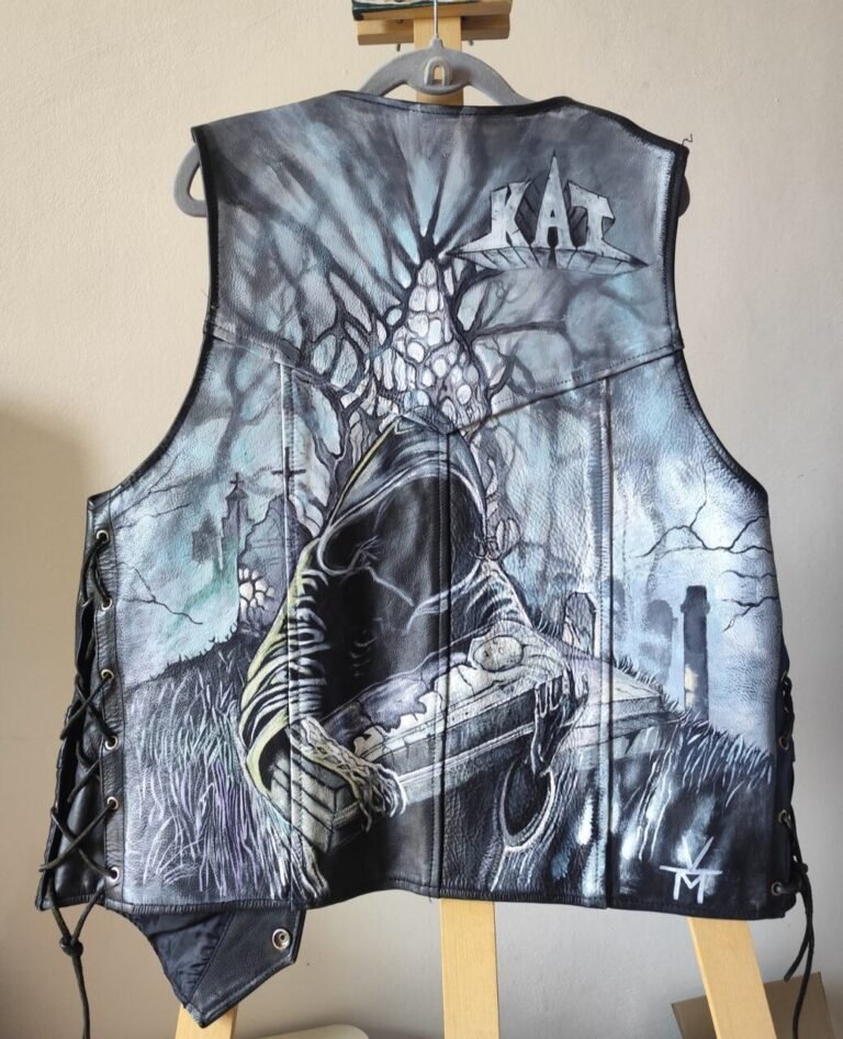 Ręcznie malowana skórzana kamizelka inspirowana okładką kultowego albumu KAT. Farby do skór Angelus, 100% hand-painted 🤘 ----------------------- Hand-painted genuine leather vest inspired by the iconic album cover artwork of the legendary Polish heavy metal band KAT. Created using Angelus leather paints, 100% hand-painted 🤘