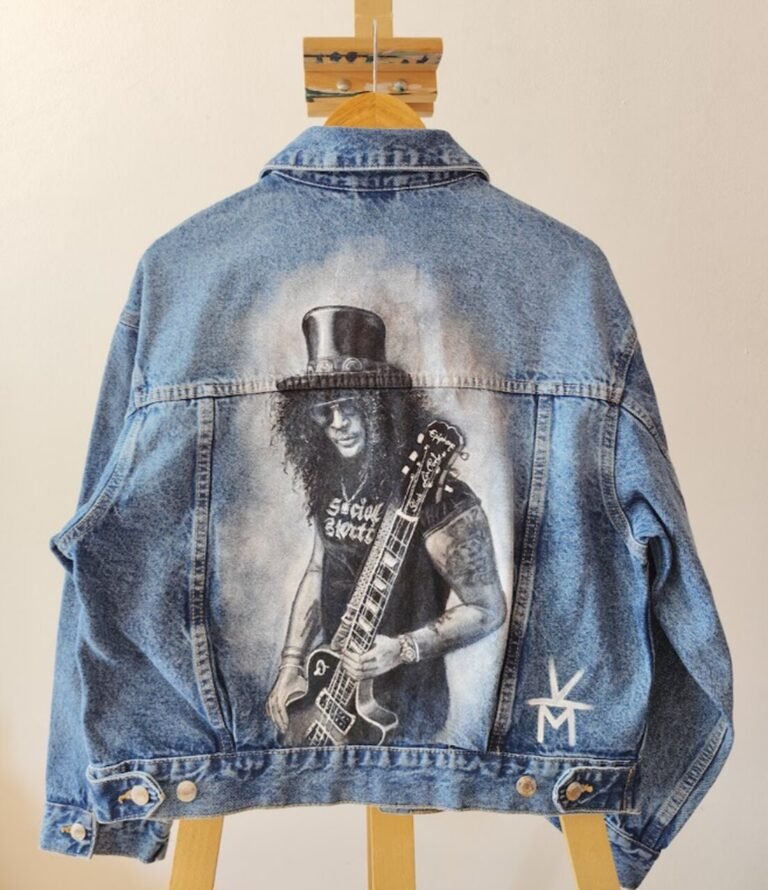 Ręcznie malowana kurtka z podobizną Slasha z Guns N' Roses. Projekt powstał na podstawie zdjęcia artysty specjalnie dla prawdziwej fanki zespołu. Na realizację trzeba było chwilę poczekać... ale patrząc na efekt - chyba było warto 🙂 ------------------------ A hand-painted denim jacket featuring Slash from Guns N' Roses. The artwork was created based on a photo of the artist made especially for a true fan of the band. The client had to wait a little for the final piece... but looking at the result- it was definitely worth it 🙂